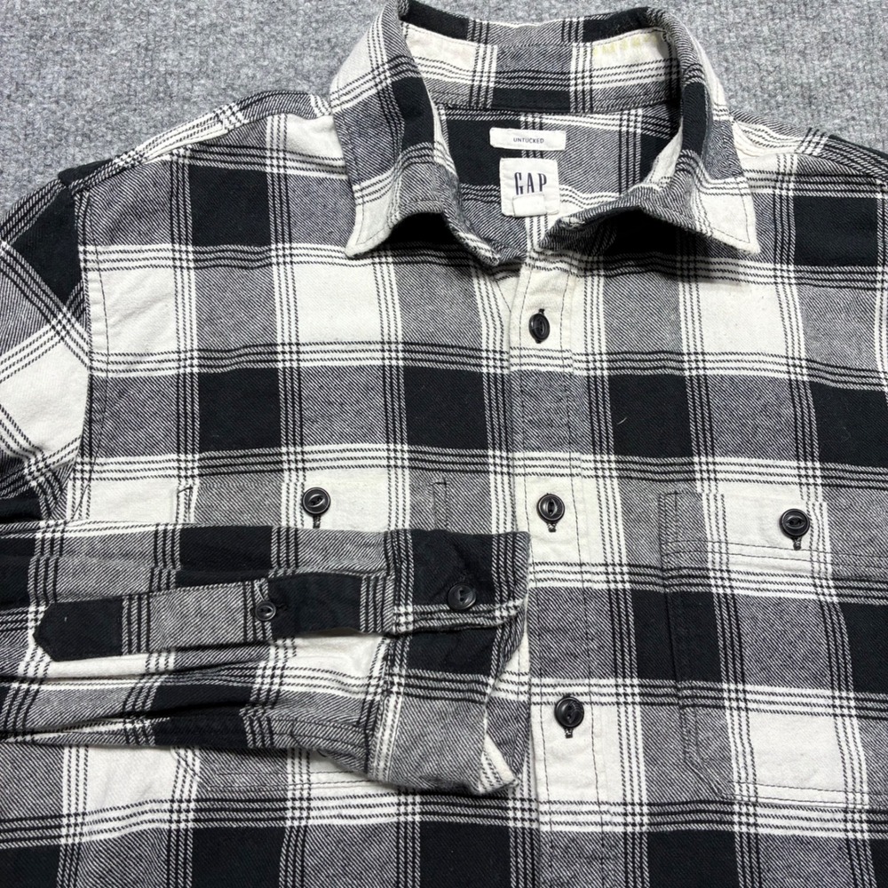 GAP Untucked Flannel Shirt Mens Small Black White Plaid Button-up Outdoor Casual
